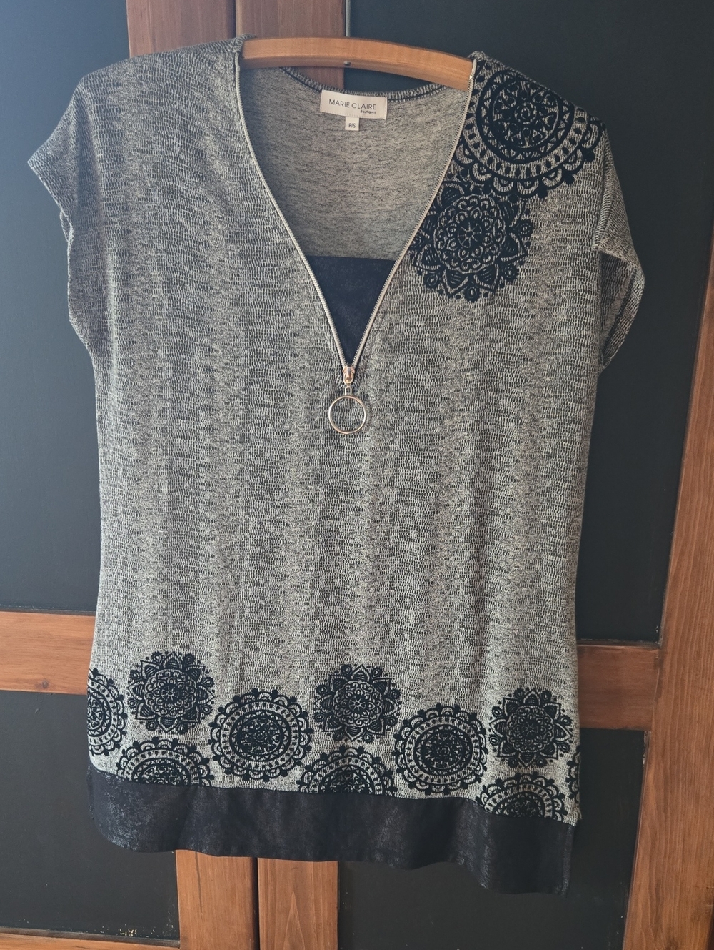 Gray T Shirt Sleeve Zip Front Top with Black Medallion Print Size S/M.